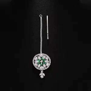 Tradizionale Maang Tikka indiano con ciondolo a fiore in zircone verde e bianco per capelli