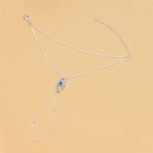 Pulsera de mano mal de ojo plateada con pedrería azul estilo bohemio joya de moda.