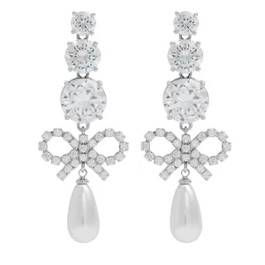 Elegante Kristall-Schleife und Perlen Ohrringe Detail, glitzernde Zirkonia Steine.