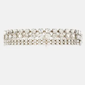 Nahaufnahme einer wunderschönen mehrreihigen Strass-Choker-Halskette mit funkelnden Steinen.