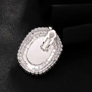 Nahaufnahme der Rückseite eines ovalen Strass-Ohrrings im Vintage-Stil mit sicherem Metallverschluss.