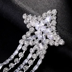 Nahaufnahme Detail von Luxus Strass Stern Quaste Ohrringe, glänzende Kristall Diamanten.