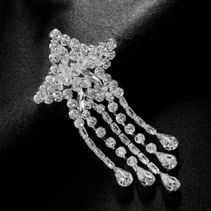 Detailaufnahme von glänzenden Kristall Stern Quasten Ohrringen, eleganter Strass Tropfenschmuck.