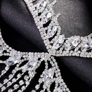 Detailopname van sprankelende strass franje gezichtsmasker, gedetailleerde kristallen.