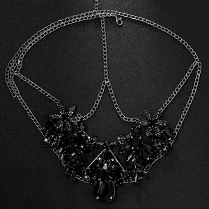 Vista dettagliata della maschera catena viso in strass nero di lusso per feste e balli.