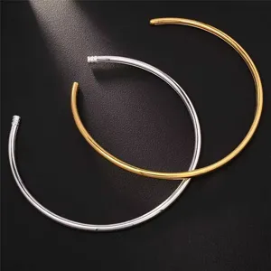 Vista detallada de collar gargantilla choker en metal liso minimalista en oro y plata fina.