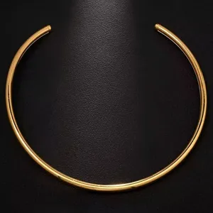 Collar gargantilla de metal liso minimalista, joyeria de cuello dorado elegante para mujeres.