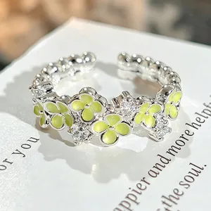 Anillo abierto chic con flores de esmalte verde y circons relucientes para mujeres.