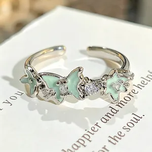Anillo abierto de mariposa de esmalte verde fresco con circonitas cúbicas brillantes.