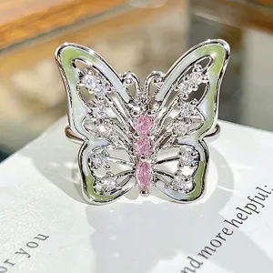 Primer plano del anillo de mariposa esmaltado verde con circonitas brillantes, diseño.