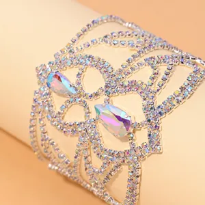 Close-up van de schitterende strass-manchetarmband met iriserende druppelkristallen.