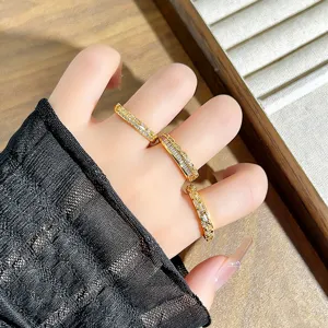 Anillos apilables de circonita cúbica baguette bañados en oro, joyas de moda elegantes y chic.