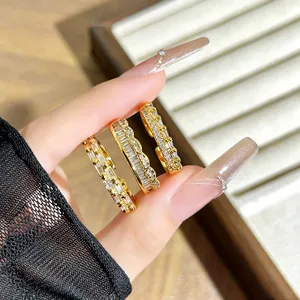 Anillo Abierto de Circonia Chapado en Oro Trapecio Rectangular Pavé Diamante Lujo Ligero Nicho Gama Alta Anillo Apilable