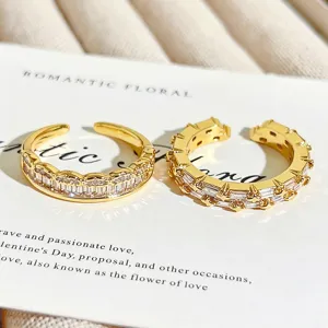 Anillo abierto dorado con circonitas baguette brillantes para un estilo lujoso y elegante.