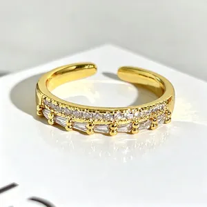 Anillo abierto bañado en oro con circonitas baguette y redondas, joya apilable elegante.