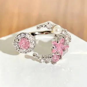 Exquisiter pinker Zirkon Offener Ring mit Mond-Blumen-Design und funkelnden Diamant-Details.