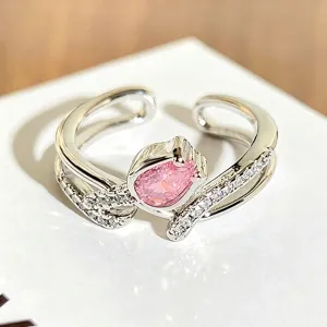 Nahaufnahme des silbernen offenen Rings mit einem rosa Tropfen-Edelstein und Zirkon-Pavé.