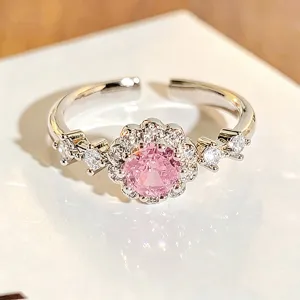 Detailaufnahme des koreanischen rosa Zirkon Offenen Rings mit funkelndem Blumenstein.