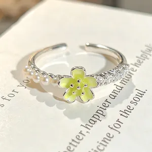 Anillo abierto de flor de esmalte verde dulce con perlas y circonita cúbica estilo ins.