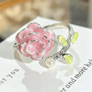 Anillo abierto de flor de esmalte rosa dulce fresco con perla y hojas verdes para mujer