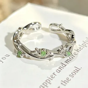 Anillo abierto plateado con piedras verdes diseño de vid ajustable joyería fina para mujer