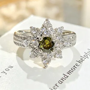Anillo abierto de plata elegante con circonita y piedra central verde para mujeres.