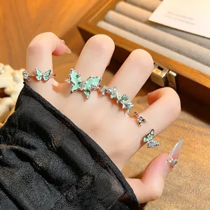 Nahaufnahme Detail von mintgrünen Emaille Schmetterling Zirkon offenen Ringen, Schmuck.