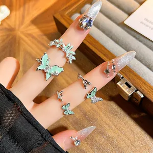 Nahaufnahme von mintgrünen Emaille Schmetterling Zirkon offenem Ring, stapelbar.