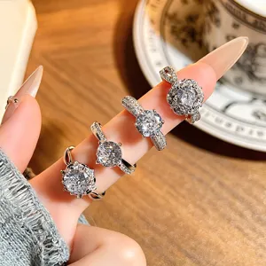 Exquisito juego de anillos de plata apilables con diamantes brillantes y elegantes.