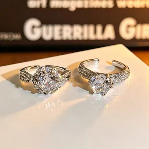 Primer plano detallado de anillos abiertos brillantes de circonita con engaste pavé.