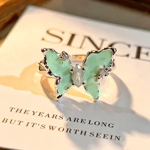 Mintgrüner Schmetterlingsring aus Emailliertem Zirkon, elegantes offenes Design für Damen.