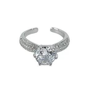 Anillo abierto de plata con circonita brillante y piedras pavimentadas para mujeres elegantes.