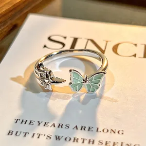 Mintgrüner emaillierter Schmetterling offener Ring, Zirkon Detail, zarter Schmuck.