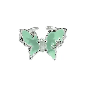 Nahaufnahme des mintgrünen Emaillierten Schmetterlings-Offenen Rings mit Zirkoniasteinen.