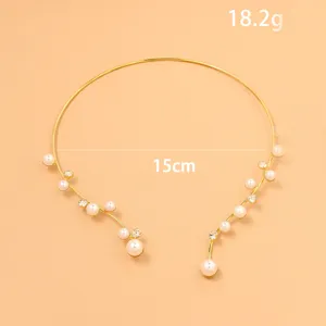 Primer plano detallado del elegante collar gargantilla abierto de perlas y pedrería.