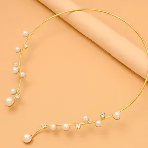 Elegante collar de gargantilla abierto dorado con perlas y estrás para boda joya detalle.