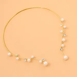 Primer plano detallado del elegante collar de gargantilla abierto dorado con perlas y brillantes.