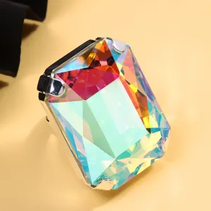 Nahaufnahme des großen geometrischen irisierenden Strassrings mit brillanten Kristallschnitten.