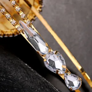 Detailaufnahme einer goldenen Strasskrone mit funkelnden Kristallen für elegante Abendveranstaltungen.