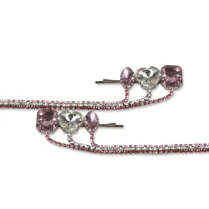Primer plano detallado de cadenas de pelo de diamantes de imitación rosas y blancas.