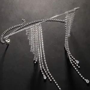Primo piano dettagliato della bellissima maschera con catena di strass scintillanti per feste.