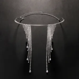 Primo piano dettagliato della catena per il viso con frange di strass brillanti.
