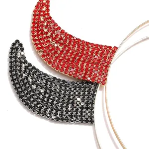 Gedetailleerd overzicht van strass duivel hoorns haarband voor Halloween feest accessoires