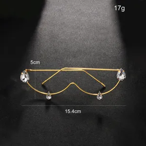 Goldene Halb-Guss-Metall-Brillenfassungen mit eleganten tropfenförmigen Strasssteinen als Dekor.