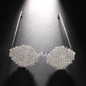 Vue détaillée de lunettes de soleil rondes en strass pixel, parfaites pour festival.