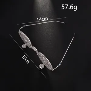 Monture de lunettes ronde en strass scintillants pour femme avec charmants pendentifs de fleurs.