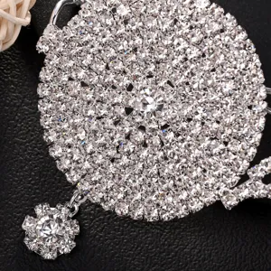 Gros plan d'accessoire de monture de lunettes ronde en strass étincelant, bijoux de fête.