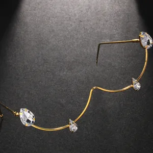 Goldfarbenes, gewelltes Metall-Brillengestell mit Kristalltropfen für modische Damenaccessoires.