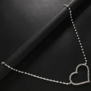 Vista dettagliata della catena da cintura con strass a cuore scintillante, perfetta per gioielli.