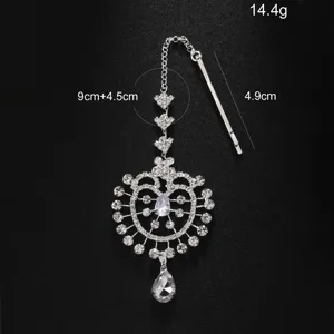 Détails de la chaîne de tête maang tikka en strass avec pince, aux superbes cristaux scintillants.